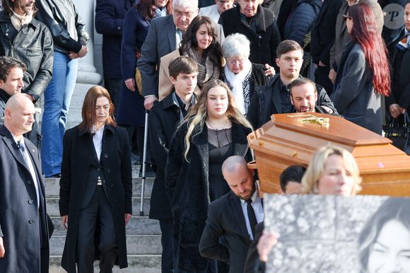 Maël Ferracci, Milla Savarese, la fille de la défunte, Enzo Ferracci et le veuf Michel Ferracci à la sortie des obsèques d'Emilie Dequenne au cimetière Père Lachaise à Paris, France, le 26 mars 2025. © Cyril Moreau/Bestimage