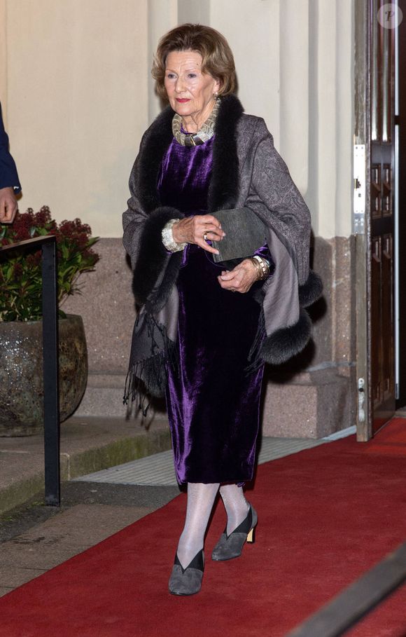 La reine Sonja - La famille royale de Norvège à son arrivée à la réception donnée à l'occasion de la visite d'état du couple présidentiel finlandais au Nobel Peace Center à Oslo. Le 16 octobre 2024