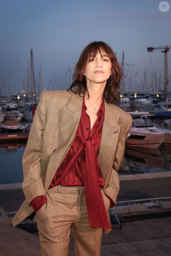 Si l'actrice a fait marche arrière, cette modification faciale reste l'opération esthétique la plus pratiquée en France, avec plus de 15 000 interventions par an.

Exclusif - Charlotte Gainsbourg pose en backstage de l'émission "C à vous" lors du 79ème Festival International du Film de Cannes le 19 mai 2026. © Jack Tribeca / Bestimage