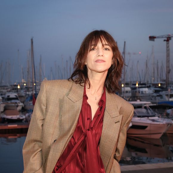 Si l'actrice a fait marche arrière, cette modification faciale reste l'opération esthétique la plus pratiquée en France, avec plus de 15 000 interventions par an.

Exclusif - Charlotte Gainsbourg pose en backstage de l'émission "C à vous" lors du 79ème Festival International du Film de Cannes le 19 mai 2026. © Jack Tribeca / Bestimage