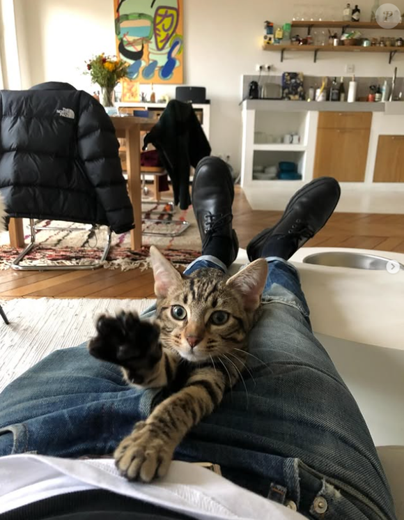 Il s'agit d'un appartement avec parquet où le salon donne sur une cuisine ouverte toute équipée et dotée d'un espace pour manger.

Etienne Carbonnier donne un aperçu de son appartement.