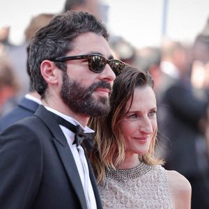 Benjamin Mahon et Camille Cottin sur le tapis rouge de "L'Amour Ouf" lors du 77ème Festival de Cannes au Palais des Festivals le 23 mai 2024 à Cannes, France.  Photo David Boyer/ABACAPRESS.COM