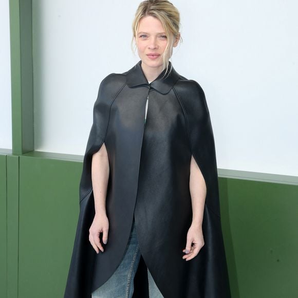 Invitée sur le plateau de Canal+, la comédienne s'est amusée de l'organisation stricte nécessaire pour garder sa maison rangée.

Mélanie Thierry - Célébrités au Défilé de Mode Dior, Prêt-à-porter Automne / Hiver 2026-2027, Photocall, dans le cadre de la Fashion Week de Paris, France, le 03 Mars 2026.

© Bertrand Rindoff / Bestimage