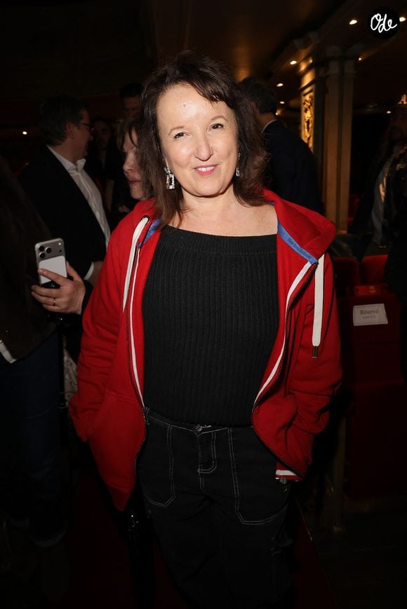 Pour son nouveau spectacle, "L'Âge libre", elle porte cette fois un haut de survêtement de la même couleur.

Anne Roumanoff - Inauguration de la statue de cire de "Richard Orlinski" au musée Grévin à Paris le 12 mars 2026. © Coadic Guirec/Bestimage