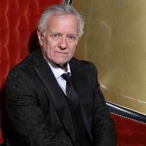 L'acteur Francis Huster vit dans un appartement parisien à l'aménagement extrêmement minimaliste, dépourvu de toute décoration tendance.  

Exclusif - Francis Huster (parrain du festival et AIXcellence d'Honneur) lors d'une séance photo avant l'ouverture de la 5ème édition du Festival du Cinéma Français & Gastronomie à Aix-les-Bains, France. © Denis Guignebourg/Bestimage