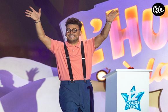 Kev Adams durant l'enregistrement de la seconde soirée de "L'humour à la plage" pour la 3eme édition du festival de Juan les Pins à la pinède Gould le 27 juin 2026. © Jack Tribeca/Bestimage