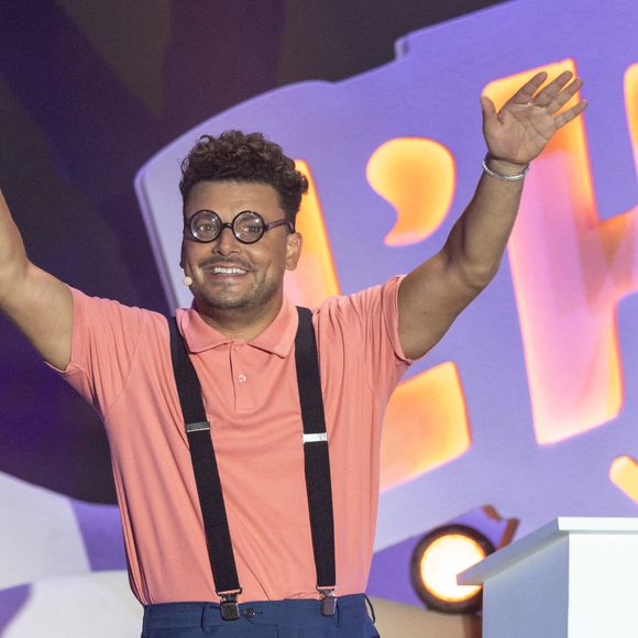 Kev Adams durant l'enregistrement de la seconde soirée de "L'humour à la plage" pour la 3eme édition du festival de Juan les Pins à la pinède Gould le 27 juin 2026. © Jack Tribeca/Bestimage