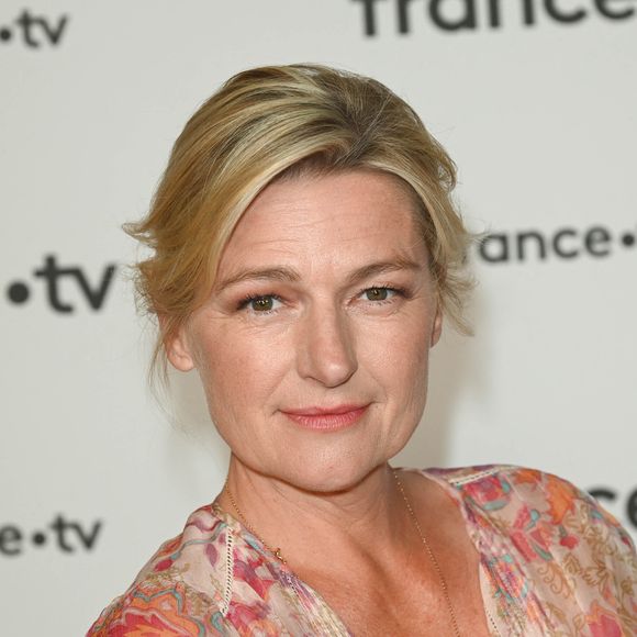Dans les coulisses de C à vous, plusieurs employés parlent d'un "climat de peur" et d'une Anne-Elisabeth Lemoine "brutale" au langage fleuri

Anne-Élisabeth Lemoine au photocall pour la conférence de presse de rentrée de France TV à la Grande Halle de la Villette à Paris, France. © Coadic Guirec/Bestimage
