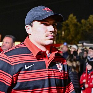 Victime d’une blessure au genou, il est de retour dans la compétition depuis le 29 novembre.
Arrivee de Antoine Dupont au stade Ernest Wallon de Toulouse pour son retour a la competition pour le match face au Racing92. Thierry Breton/PsnewZ/Bestimage