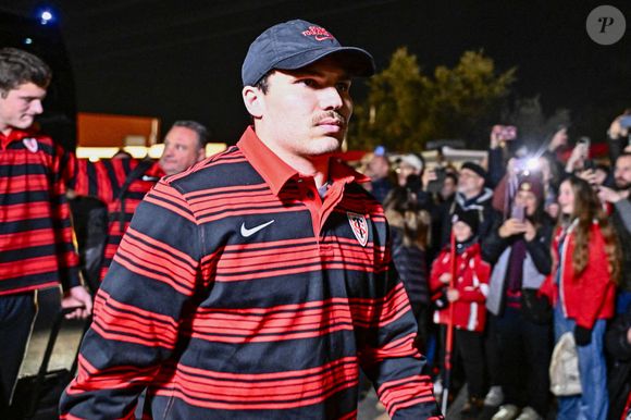 Victime d’une blessure au genou, il est de retour dans la compétition depuis le 29 novembre.
Arrivee de Antoine Dupont au stade Ernest Wallon de Toulouse pour son retour a la competition pour le match face au Racing92. Thierry Breton/PsnewZ/Bestimage