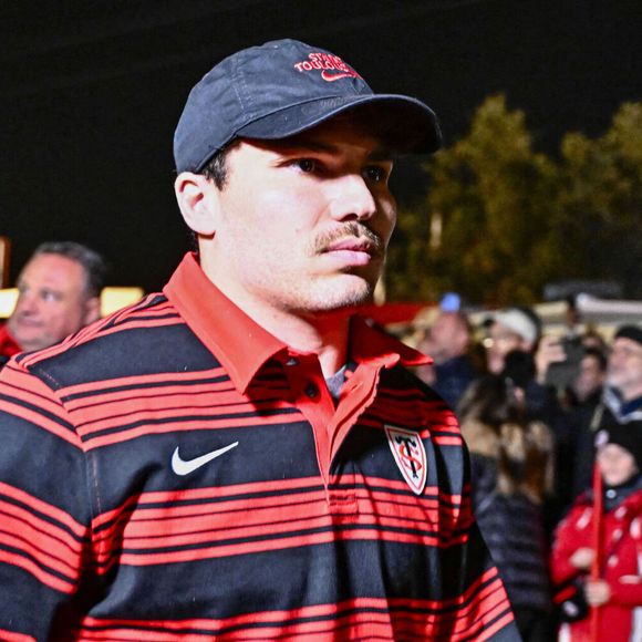 Victime d’une blessure au genou, il est de retour dans la compétition depuis le 29 novembre.
Arrivee de Antoine Dupont au stade Ernest Wallon de Toulouse pour son retour a la competition pour le match face au Racing92. Thierry Breton/PsnewZ/Bestimage