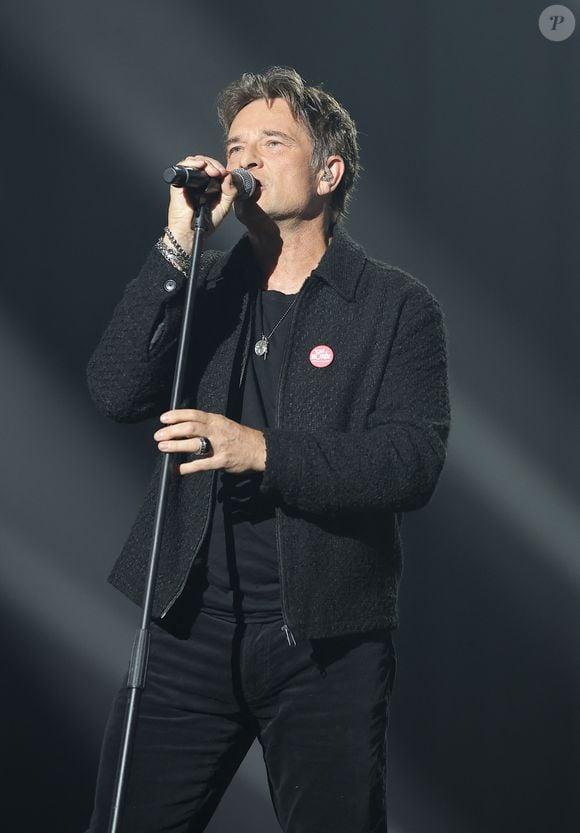 David Hallyday lors du concert du gala de Noël de l'association Tout le monde contre le cancer fête ses 20 ans diffusé le 24 décembre sur M6 à l'Adidas Aren Porte de la Chapelle à Paris, France, le 4 décembre 2025. © Coadic Guirec/Bestimage