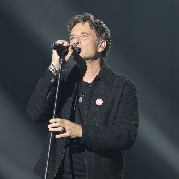 David Hallyday lors du concert du gala de Noël de l'association Tout le monde contre le cancer fête ses 20 ans diffusé le 24 décembre sur M6 à l'Adidas Aren Porte de la Chapelle à Paris, France, le 4 décembre 2025. © Coadic Guirec/Bestimage