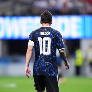 Ll'Argentin Lionel Messi observe le match de demi-finale de la Coupe du monde de la FIFA 2026 opposant l'Angleterre à l'Argentine à l'Atlanta Stadium, le 15 juillet 2026 à Atlanta, en Géorgie. (Crédit photo : © Jose Breton/AFP7 via ZUMA Press Wire/ABACAPRESS.COM)