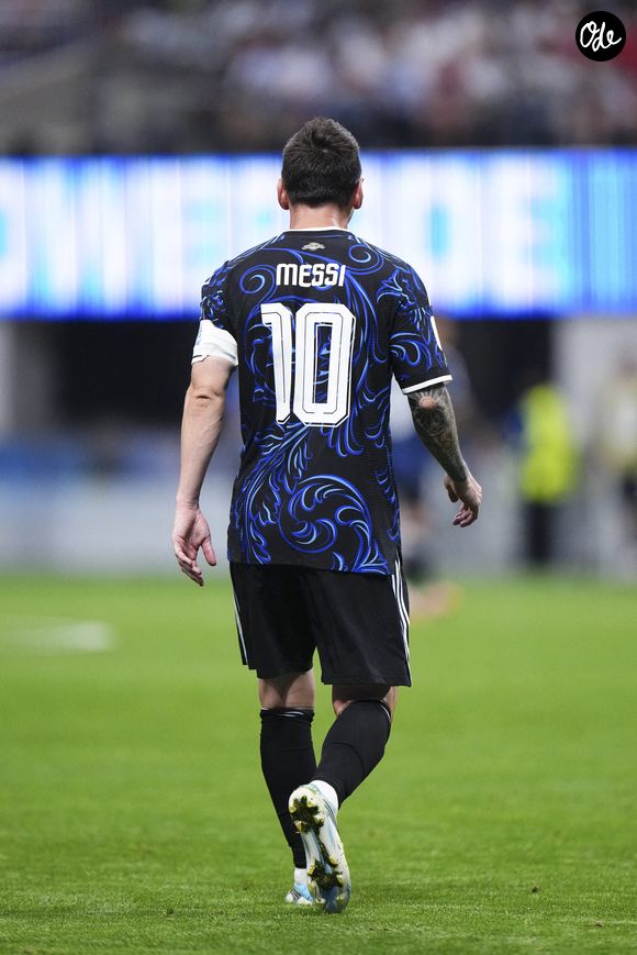 Ll'Argentin Lionel Messi observe le match de demi-finale de la Coupe du monde de la FIFA 2026 opposant l'Angleterre à l'Argentine à l'Atlanta Stadium, le 15 juillet 2026 à Atlanta, en Géorgie. (Crédit photo : © Jose Breton/AFP7 via ZUMA Press Wire/ABACAPRESS.COM)