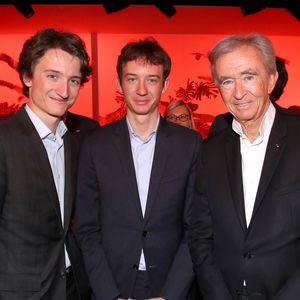 La famille de Bernard Arnault a franchi un cap historique en devenant majoritaire au capital de LVMH avec 50,01 % des actions. 

Jean Arnault, Frédéric Arnault et Bernard Arnault au défilé de mode Christian Dior collection Haute Couture Automne/Hiver 2023/24 lors de la Fashion Week de Paris (PFW), à Paris, France. © Borde-Rindoff/Bestimage