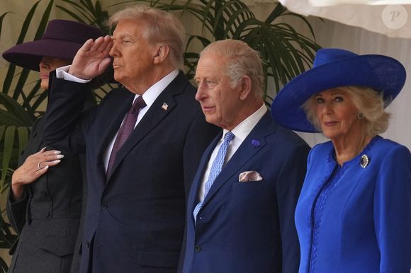 Le président Trump et le roi Charles III d'Angleterre passent en revue la garde d'honneur à leur arrivée au château de Windsor, lors de la deuxième visite d'État du président américain au Royaume-Uni, à Windsor, dans le Berkshire, le 17 septembre 2025.