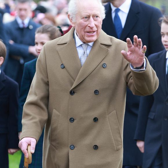 Reconnaissant, il a rappelé qu'ils l'ont soutenu, lui "et d'autres membres de ma famille, dans les incertitudes et les angoisses liées à la maladie". Ils "nous ont apporté la force, les soins et le réconfort dont nous avions besoin", a-t-il conclu plein de gratitude. 

Le roi Charles III d'Angleterre - La famille royale britannique se rend à la messe de Noël à Sandringham le 25 décembre 2024.