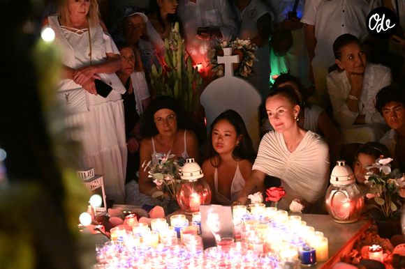 Sur Instagram, la veuve de Johnny Hallyday a célébré avec fierté la remise de diplôme de sa fille cadette, Joy Hallyday, désormais diplômée du lycée français de Los Angeles. 

Exclusif -  Hommage de Laeticia Hallyday et de sa fille Joy à l'occasion du huitième anniversaire de la mort de Johnny Hallyday au cimetière de Lorient sur l'île de Saint-Barthélemy, Antilles françaises, France, le 5 décembre 2025. © Xavier Merchet-Thau/Bestimage