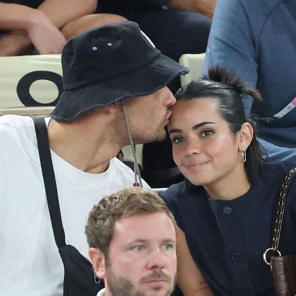 Florent Manaudou et sa compagne Lola Duménil - Les célébrités en tribunes pendant l'épreuve de basketball de Demi-Finale opposant la France à l'Allemagne lors des Jeux Olympiques de Paris 2024 (JO) à l'Arena Bercy, à Paris, France, le 8 août 2024. © Jacovides-Perusseau/Bestimage