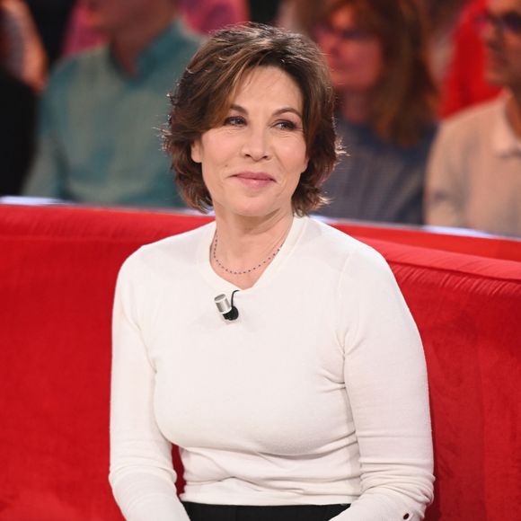 Une histoire de famille riche digne d'une "comedia delarte". 

Mathilde Seigner - Enregistrement de l'émission Vivement dimanche au studio Rive gauche, présentée par Michel Drucker . Diffusion sur France 3 le 22 février 2026 © Guillaume Gaffiot/Bestimage
