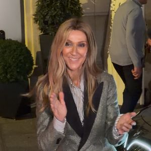 Céline Dion, de retour d'une séance intense de répétitions, prend le temps de saluer ses fans devant l'hôtel Royal Monceau à Paris le 7 septembre 2026 

© Lea Vieillot / Bestimage