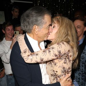 Exclusif - Bernard-Henri Levy avec sa femme Arielle Dombasle - Arielle Dombasle en showcase pour la promotion du lancement de l'album "Iconics" au Bœuf sur le Toit à Paris le 15 mai 2024. © Coadic Guirec/Bestimage