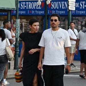 Cristina Cordula et son fils Enzo lors d'une balade à Saint-Tropez le 21 août 2025. Agence / Bestimage