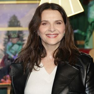 Juliette Binoche lors de l'inauguration des vitrines de Noël 2024 du Grand magasin Printemps Haussmann à Paris, France, le 7 novembre 2024. © Coadic Guirec/Bestimage