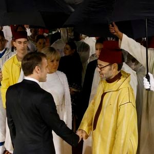 Le président français Emmanuel Macron (C-L), à côté de Brigitte Macron, serre la main du roi du Maroc Mohammed VI (C-R) après un dîner d'État au Palais royal de Rabat, le 29 octobre 2024, dans le cadre d'une visite d'État de trois jours du président français au Maroc. © Ludovic Marin/Pool/Bestimage