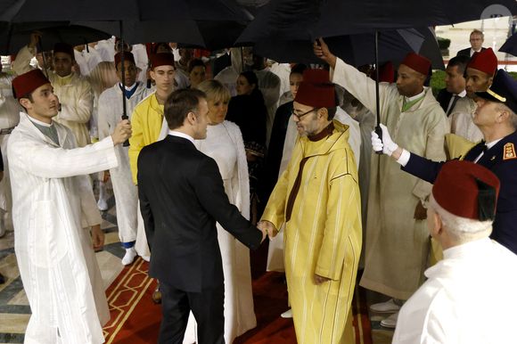 Le président français Emmanuel Macron (C-L), à côté de Brigitte Macron, serre la main du roi du Maroc Mohammed VI (C-R) après un dîner d'État au Palais royal de Rabat, le 29 octobre 2024, dans le cadre d'une visite d'État de trois jours du président français au Maroc. © Ludovic Marin/Pool/Bestimage