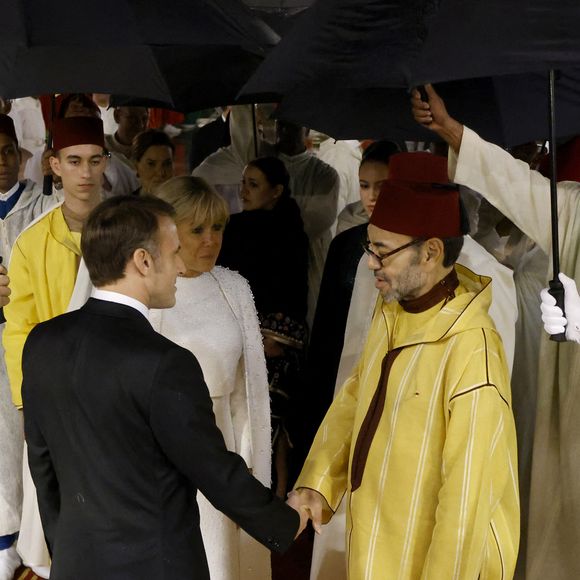 Le président français Emmanuel Macron (C-L), à côté de Brigitte Macron, serre la main du roi du Maroc Mohammed VI (C-R) après un dîner d'État au Palais royal de Rabat, le 29 octobre 2024, dans le cadre d'une visite d'État de trois jours du président français au Maroc. © Ludovic Marin/Pool/Bestimage