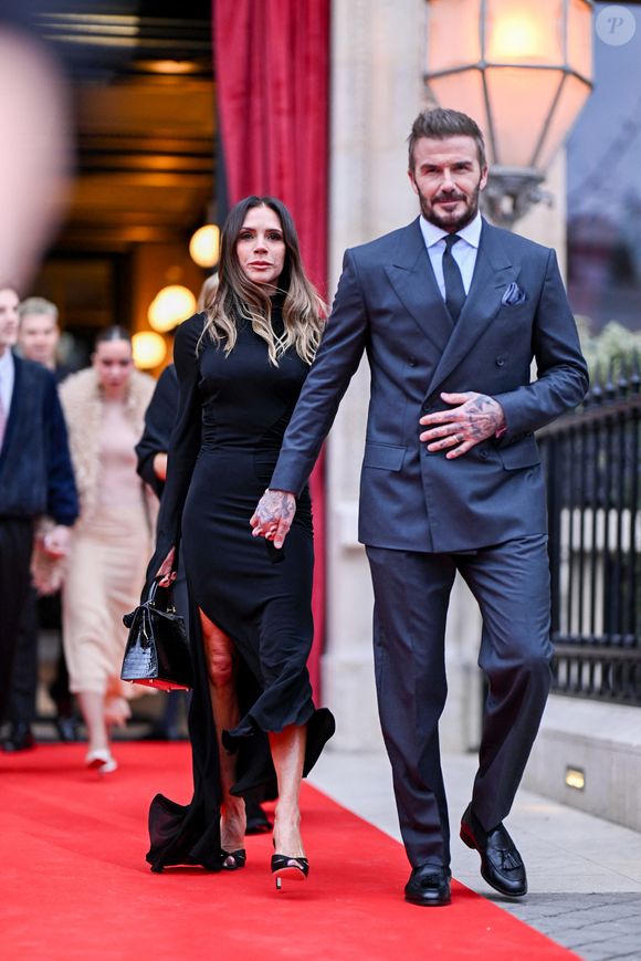 Victoria Beckham et son mari David Beckham - Victoria Beckham, accompagnée de sa famille, à la sortie de l'Hôtel La Réserve pour se rendre au ministère de la Culture pour être élevée au rang de Chevalier des Arts et des Lettres à Paris, France, le 26 janvier 2026. © Yehiel Chekroune/Bestimage