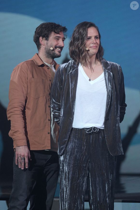 Exclusif - Jeremy Frerot et sa femme Laure Manaudou - Backstage - Enregistrement de l'émission "La Chanson secrète 11" à Paris, diffusée le 24 juin sur TF1. Le 15 janvier 2022
© Cyril Moreau / Bestimage