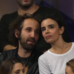 Des images bien rares car loin du tumulte médiatique, Elodie Bouchez et Thomas Bangalter veillent sur leur cocon et leurs deux fils, Tara-Jay (né en 2002) et Roxan.
Elodie Bouchez et son mari Thomas Bangalter (groupe Daft Punk) dans les tribunes du stade de France lors du match de ligue des nations opposant la France à l'Allemagne à Saint-Denis, Seine Saint-Denis, France, le 16 octobre 2018. La France a gagné 2-1.