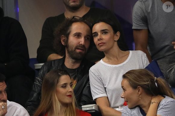 Des images bien rares car loin du tumulte médiatique, Elodie Bouchez et Thomas Bangalter veillent sur leur cocon et leurs deux fils, Tara-Jay (né en 2002) et Roxan. 

Elodie Bouchez et son mari Thomas Bangalter (groupe Daft Punk) dans les tribunes du stade de France lors du match de ligue des nations opposant la France à l'Allemagne à Saint-Denis, Seine Saint-Denis, France, le 16 octobre 2018. La France a gagné 2-1.