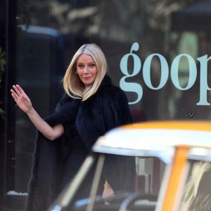 La carte proposera notamment un bowl au poulet teriyaki et une pizza au pepperoni, ainsi que des plats préparés avec des ingrédients soigneusement sélectionnés.

Gwyneth Paltrow, à New York, en train de filmer une publicité pour sa marque de lifestyle, Goop.

Backgrid USA / Bestimage