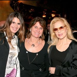 "David est quelqu'un d'extrêmement rassurant et protecteur avec ses enfants. Il est devenu un chef de clan", dira-t-elle notamment

Exclusif- David Hallyday, sa femme Alexandra Pastor, Sylvie Vartan, Michel Pastor et sa femme - Dîner chez Maxim's après le concert de Sylvie Vartan au Palais des Congrès à Paris. Le 5 février 2008. © RINDOFF-GUIREC / BESTIMAGE