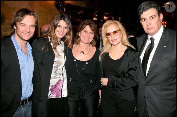 "David est quelqu'un d'extrêmement rassurant et protecteur avec ses enfants. Il est devenu un chef de clan", dira-t-elle notamment

Exclusif- David Hallyday, sa femme Alexandra Pastor, Sylvie Vartan, Michel Pastor et sa femme - Dîner chez Maxim's après le concert de Sylvie Vartan au Palais des Congrès à Paris. Le 5 février 2008. © RINDOFF-GUIREC / BESTIMAGE