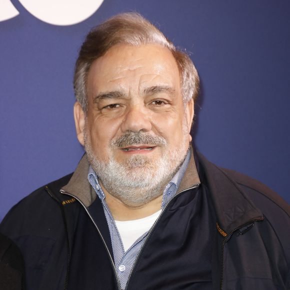 En devenant propriétaire des lieux, l'acteur incontournable du film "Le Pari" a également hérité de véritables trésors : des ouvrages dédicacés par Paul Valéry et Pierre Dac, conservés dans la maison.

Didier Bourdon - Première du film "Cocorico 2" au Publicis Cinémas à Paris le 31 mars 2026. © Marc Ausset-Lacroix/Bestimage