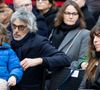 Face à cette question existentielle, Lou Doillon a trouvé les mots justes, empreints de poésie, pour expliquer l'immortalité des artistes à son fils. "C'est la magie quand on chante, même mort on peut encore nous entendre", lui a-t-elle doucement répondu. 

Lou Doillon, son compagnon Stephane Manel et leur fils Laszlo Keats Miller Manel - Inauguration de la passerelle Jane Birkin devant les 41-43 quai de Valmy à Paris le 13 décembre 2025.
© Cyril Moreau / Bestimage
