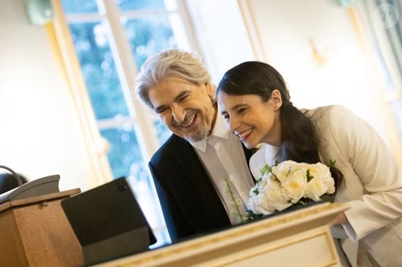 Exclusif - Les mariés en visio avec la famille de la mariée - Mariage de Serge Lama et Luana Santonino à la mairie du 7ème arrondissement de Paris. Rachida Dati, Maire du 7ème a célébré le mariage.
Paris, le 11 février 2021.
© Cyril Moreau/Bestimage