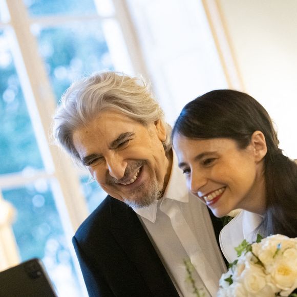 Exclusif - Les mariés en visio avec la famille de la mariée - Mariage de Serge Lama et Luana Santonino à la mairie du 7ème arrondissement de Paris. Rachida Dati, Maire du 7ème a célébré le mariage.
Paris, le 11 février 2021.
© Cyril Moreau/Bestimage