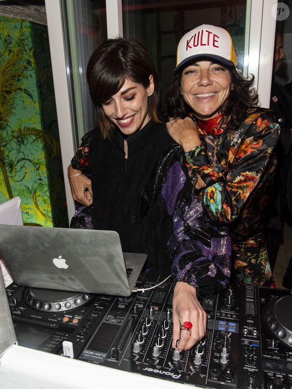 Jennifer Ayache et Sandra Sisley - En ce cinquième jour de la 72ème édition du Festival de Cannes, la Suite Sandra & Co by Sandra Sisley a donné un énième rendez-vous au beau monde de Croisette. Malgré un temps pluvieux, Sandra Sisley a su faire rayonner cette journée et enflammer la soirée sur la terrasse de la Suite. En ce samedi, le rooftop de la suite a eu le plaisir d'accueillir de nombreux réalisateurs, producteurs, et acteurs de films. Parmi eux, on compte l'équipe du film « Give me Liberty » avec le réalisateur K. Mikhanovsky, l'acteur C. Galust et Lauren dites « Lolo » Spencer.
La réalisatrice M. Meddour est revenue dans la suite de Sandra & Co, pour la deuxième fois afin de rencontrer des  journalistes internationaux. Les talents du film « La Cordillera de Los Suenos » étaient également sur place, avec le réalisateur chilien, P. Guzmán. Malgré la pluie Sandra Sisley a enchainé les interviews avec E.Wolinski, Forbes magazine, etc… alors que Tomer était en shooting photo de son coté.
Une soirée privée pour le film japonais Family Romance de W. Herzog était organisée sur la terrasse de la Suite Sandra & Co. Toute l'équipe était sur place pour profiter d'un cocktail dinatoire, inspiré de la gastronomie japonaise, en l'honneur du film. 
J. Ayache, chanteuse du groupe Superbus, nous a fait le plaisir de mixer pour cette soirée, ainsi que pour l'anniversaire du styliste P. Uter qui a également été célébré hier soir. Durant cette soirée, nous avons eu le plaisir de recevoir S. Guillon et S. Marechal, l'acteur D. Mora, V. Guide, Calogero, H. Charni, L. Fourcade, J. Boudili, G. Constantini, JL Barcelona, C. Ladesou, F. Bel, N. Beausson-Diagne, le réalisateur C. Le Gallo,  l'actrice A. Laffont, la jeune talentueuse L.Khoudri et enfin le célèbre Tommer Sisley, a rejoint sa femme Sandra Sisley. Les invités ont une fois de plus eu la chance d'être inondés de cadeaux des marques Leynat, Loox, Shiseido, Kulte. Tout le monde était ravi en partant. Cannes, le 18 mai 2019.

© Pierre Perusseau/Bestimage