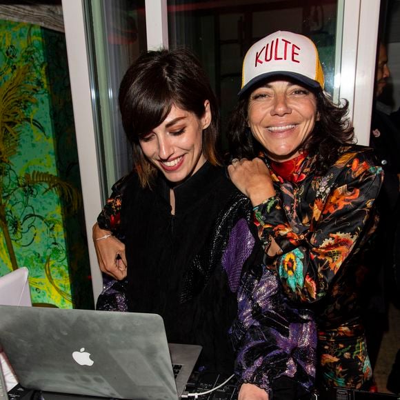 Jennifer Ayache et Sandra Sisley - En ce cinquième jour de la 72ème édition du Festival de Cannes, la Suite Sandra & Co by Sandra Sisley a donné un énième rendez-vous au beau monde de Croisette. Malgré un temps pluvieux, Sandra Sisley a su faire rayonner cette journée et enflammer la soirée sur la terrasse de la Suite. En ce samedi, le rooftop de la suite a eu le plaisir d'accueillir de nombreux réalisateurs, producteurs, et acteurs de films. Parmi eux, on compte l'équipe du film « Give me Liberty » avec le réalisateur K. Mikhanovsky, l'acteur C. Galust et Lauren dites « Lolo » Spencer.
La réalisatrice M. Meddour est revenue dans la suite de Sandra & Co, pour la deuxième fois afin de rencontrer des  journalistes internationaux. Les talents du film « La Cordillera de Los Suenos » étaient également sur place, avec le réalisateur chilien, P. Guzmán. Malgré la pluie Sandra Sisley a enchainé les interviews avec E.Wolinski, Forbes magazine, etc… alors que Tomer était en shooting photo de son coté.
Une soirée privée pour le film japonais Family Romance de W. Herzog était organisée sur la terrasse de la Suite Sandra & Co. Toute l'équipe était sur place pour profiter d'un cocktail dinatoire, inspiré de la gastronomie japonaise, en l'honneur du film. 
J. Ayache, chanteuse du groupe Superbus, nous a fait le plaisir de mixer pour cette soirée, ainsi que pour l'anniversaire du styliste P. Uter qui a également été célébré hier soir. Durant cette soirée, nous avons eu le plaisir de recevoir S. Guillon et S. Marechal, l'acteur D. Mora, V. Guide, Calogero, H. Charni, L. Fourcade, J. Boudili, G. Constantini, JL Barcelona, C. Ladesou, F. Bel, N. Beausson-Diagne, le réalisateur C. Le Gallo,  l'actrice A. Laffont, la jeune talentueuse L.Khoudri et enfin le célèbre Tommer Sisley, a rejoint sa femme Sandra Sisley. Les invités ont une fois de plus eu la chance d'être inondés de cadeaux des marques Leynat, Loox, Shiseido, Kulte. Tout le monde était ravi en partant. Cannes, le 18 mai 2019.

© Pierre Perusseau/Bestimage