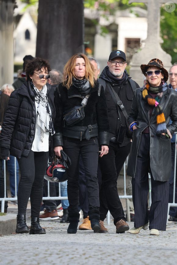 Elle a évoqué une disparition brutale qu’elle n’était pas prête à accepter.

Isabelle Alonso, guest, Caroline Loeb - Obsèques d'Isabelle Mergault à la Coupole du Père-Lachaise à Paris le 30 mars 2026. © Cyril Moreau - Dominique Jacovides / Bestimage