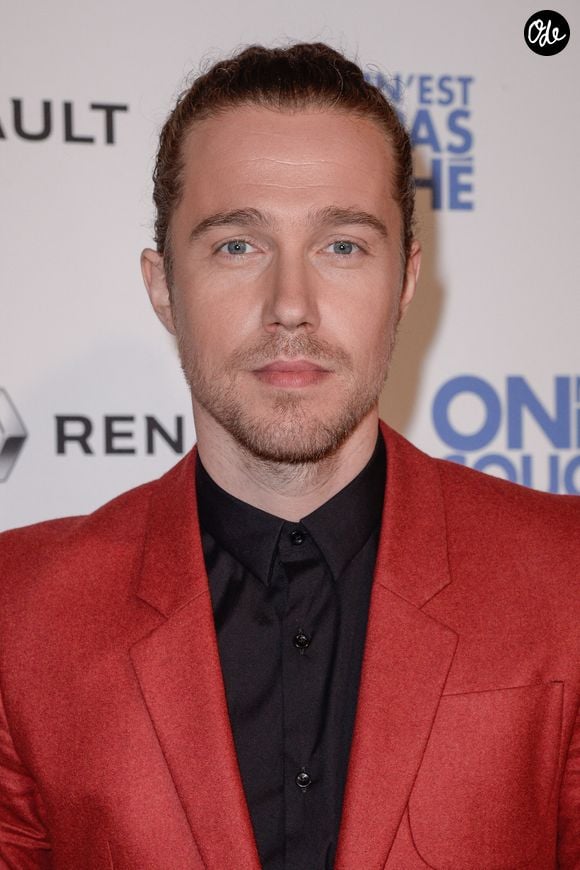 Julien Doré lors de la séance photo de l'émission "On n'est pas couché" dans le cadre du 70e Festival de Cannes, à Cannes, en France, le 24 mai 2017. Photo de Julien Reynaud/Aps-Medias/Abaca