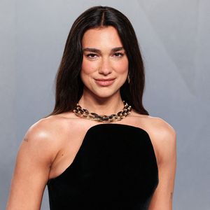 Dua Lipa portant Schiaparelli SS26 Couture et des bijoux Bvlgari arrive à la 2026 Vanity Fair Oscar Party (98th Annual Academy Awards) Hosted By Mark Guiducci tenue à la David Geffen Galleries at the Los Angeles County Museum of Art (LACMA) at 5905 Wilshire Blvd le 15 mars 2026 à Museum Row, Miracle Mile, Los Angeles, Californie, États-Unis. Photo par Xavier Collin/Image Press Agency/ABACAPRESS.COM