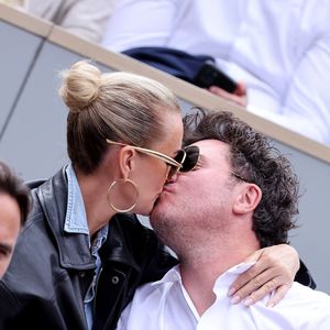 Laeticia Hallyday et son compagnon Frédéric Suant très amoureux dans les tribunes lors des Internationaux de France de Tennis de Roland Garros 2025, à Paris, France, le 26 mai 2025. © Jacovides-Moreau/Bestimage