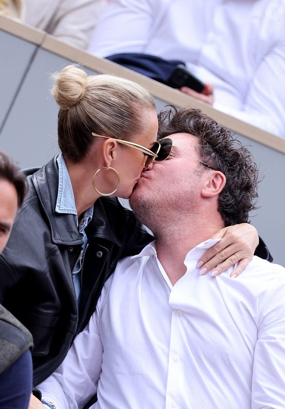 Laeticia Hallyday et son compagnon Frédéric Suant très amoureux dans les tribunes lors des Internationaux de France de Tennis de Roland Garros 2025, à Paris, France, le 26 mai 2025. © Jacovides-Moreau/Bestimage